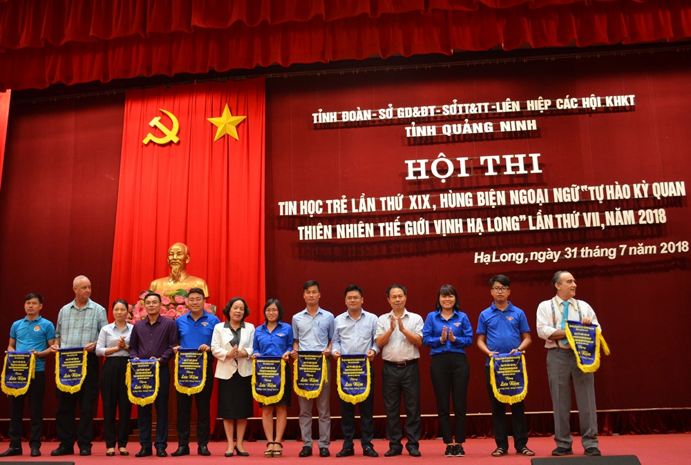 Đại diện các đơn vị có thí sinh dự thi nhận cờ lưu niệm của Ban Tổ chức.