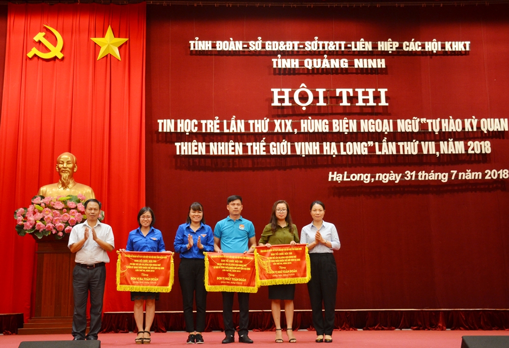 Ban tổ chức trao giải Nhất toàn đoàn cho Đoàn TX Đông Triều, giải Nhì cho Đoàn TN Khối các cơ quan tỉnh, giải Ba cho Đoàn TP Cẩm Phả.