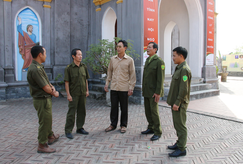 Công an xã Hiệp Hòa trao đổi với ông Đinh Văn Xuân (đứng giữa), Chánh trương giáo xứ Yên Trì, nắm tình hình giáo dân tại địa phương.
