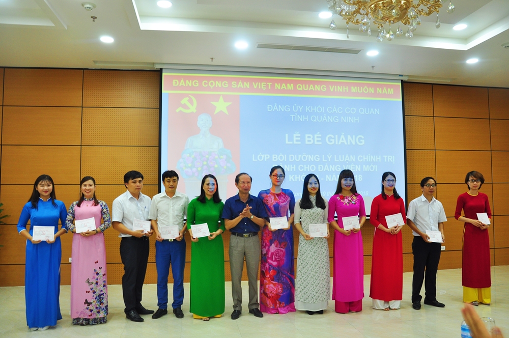 Đảng ủy Khối các cơ quan tỉnh đã tổ chức bế giảng lớp bồi dưỡng lý luận chính trị cho đảng viên mới khóa II/2018. 