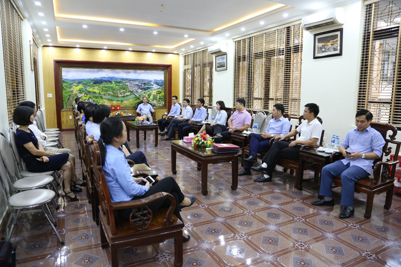 Một buổi sinh hoạt đọc báo đầu giờ của Văn phòng huyện ủy, UBND huyện Tiên Yên 
