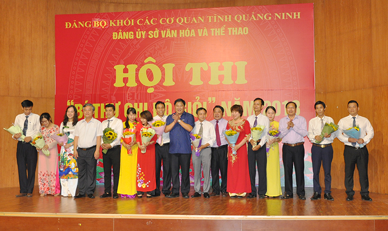 Lãnh đạo Sở VH-TT tặng hoa chúc mừng các thí sinh tham gia Hội thi.