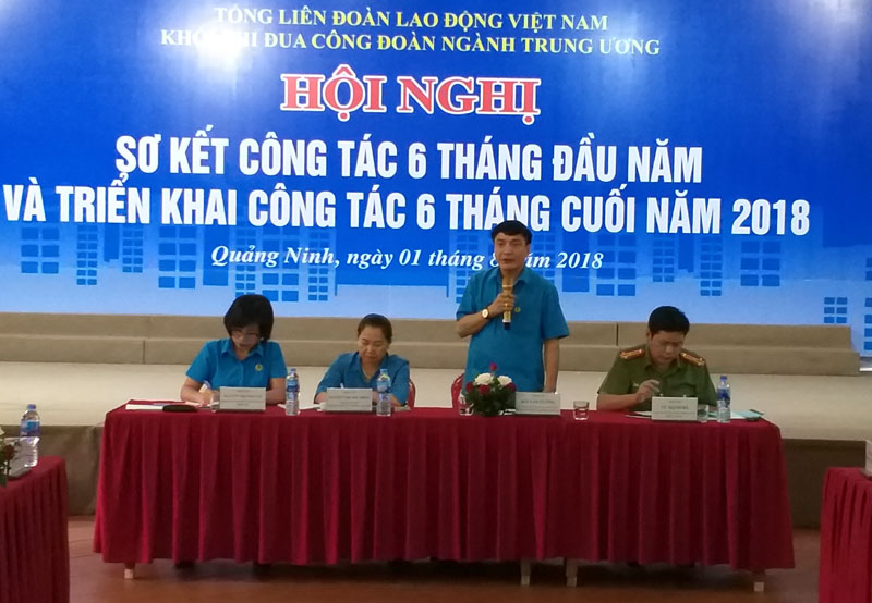 Đồng chí Bùi Văn Cường, Uỷ viên T.Ư Đảng, Chủ tịch Tổng Liên đoàn Lao động Việt Nam phát biểu chỉ đạo tại hội nghị