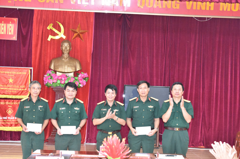 Đảng ủy Quân sự huyện khen thưởng cho các Chi bộ hoàn thành xuất sắc nhiệm vụ năm 2017