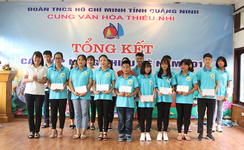 Đồng chí Vũ Thị Diệu Linh, Phó Bí thư Thường trực Tỉnh Đoàn, Giám đốc Cung VHTN Quảng Ninh, trao thưởng cho học sinh đạt thành tích cao tại các lớp năng khiếu hè.