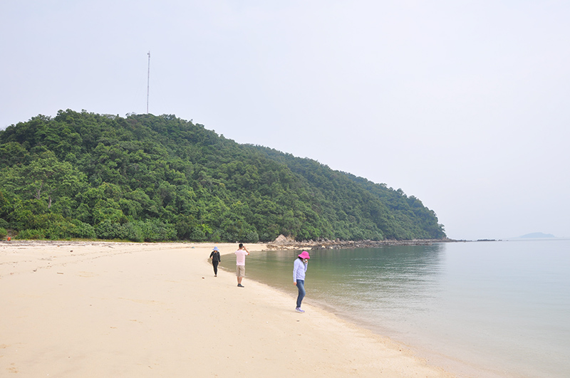 Bãi Cát trắng mịn trải dài trên đảo Đá Dựng, nguồn tài nguyên du lịch chưa được khai thác