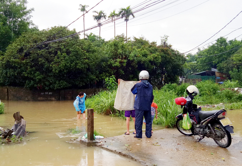 Trận mưa lớn đêm 20 và sáng sớm ngày 21/7 khiến tổ 64, khu 7, phường Cao Thắng bị ngập nặng
