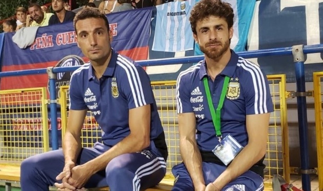  Scaloni (trái) và Aimar sẽ trở thành huấn luyện viên tạm thời tại ĐT Argentina.