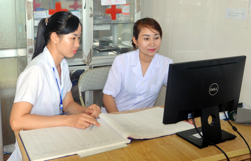Chị Trần Thị Hoà (bên phải) nhân viên y tế Trường Tiểu học Nguyễn Trãi (phường Mông Dương, TP Cẩm Phả) được điều chuyển sang Trạm Y tế xã Cộng Hoà, TP Cẩm Phả đang tiếp nhận công việc mới.