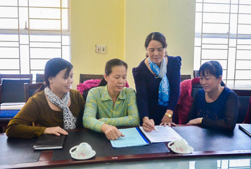 Cán bộ Hội LHPN phường Vàng Danh (Uông Bí) thảo luận về các kiến nghị sau cuộc giám sát việc tham gia BHYT, BHXH tự nguyện của nhân dân trên địa bàn. Ảnh: Nguyễn Dung.