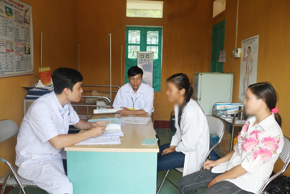 Bác sĩ Bệnh viện Bảo vệ sức khỏe tâm thần khám sàng lọc tại huyện Ba Chẽ.