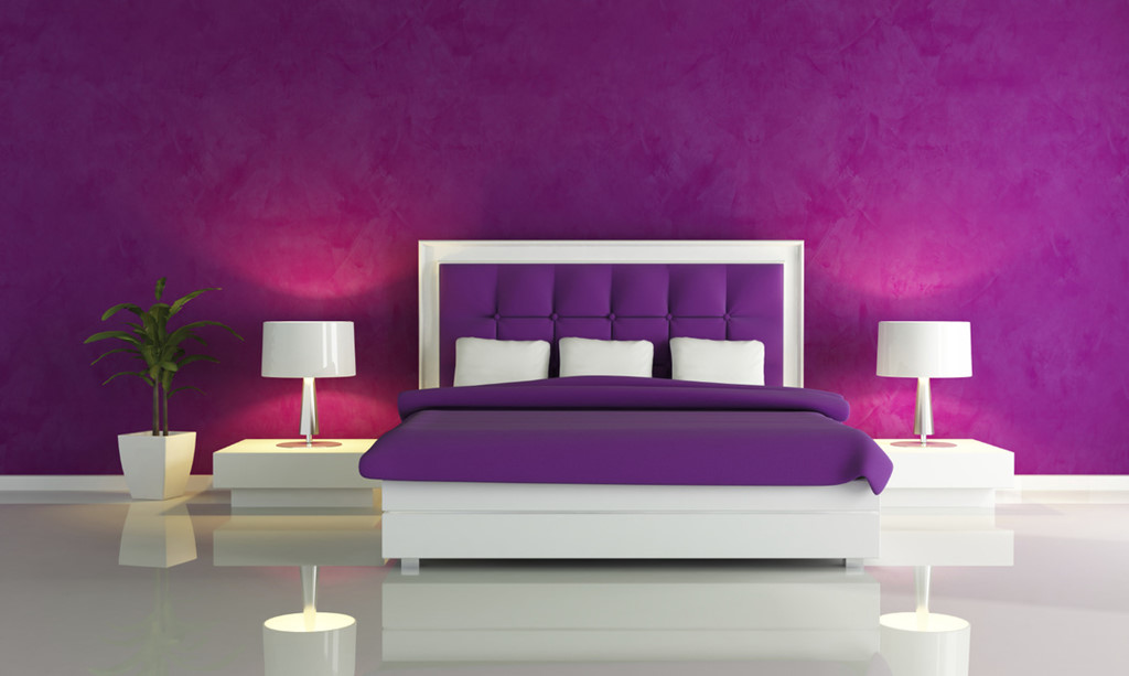 Vật có màu quá tươi sáng: Một nghiên cứu cho thấy các màu xanh, vàng, bạc giúp bạn thư thái hơn, trong khi các màu như tím, nâu và xám hoàn toàn không thích hợp cho phòng ngủ. Bạn nên chọn màu sắc nhẹ nhàng để tạo cảm giác bình yên, thư giãn. Ảnh: Purple Bedroom Ideas.