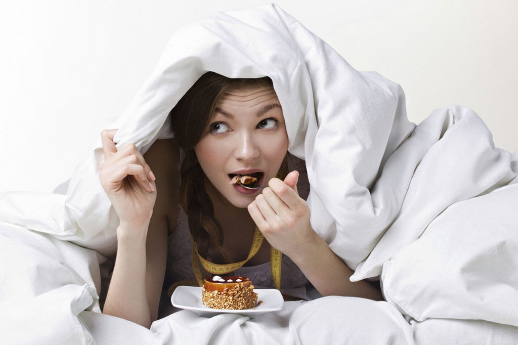Thực phẩm: Việc để thức ăn trong phòng ngủ khiến bạn dễ không kiềm chế được bản thân và ăn quá mức trước khi ngủ. Điều này khiến bạn dễ tăng cân và khó tiêu. Đồng thời, nếu bạn ăn trên giường, thức ăn có thể làm bẩn chăn gối, tạo thành các ổ vi khuẩn. Ảnh: L-marketing-group.