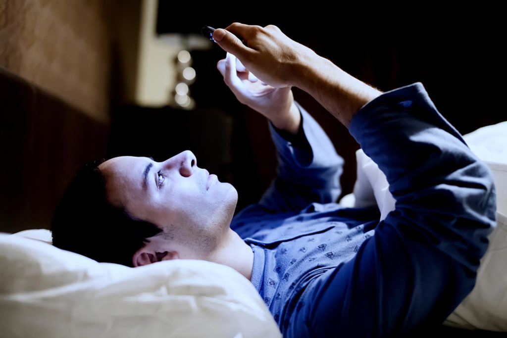 Điện thoại: Ngoài áp lực từ việc phải liên tục kiểm tra mạng xã hội, điện thoại di động còn có nhiều ảnh hưởng tiêu cực tới sức khỏe của bạn. Ánh sáng xanh phát ra từ điện thoại có thể kích thích não trong quá trình chuẩn bị ngủ, làm gián đoạn việc sản sinh melatonin, ảnh hưởng tới chất lượng giấc ngủ. Ảnh: Reader's Digest.