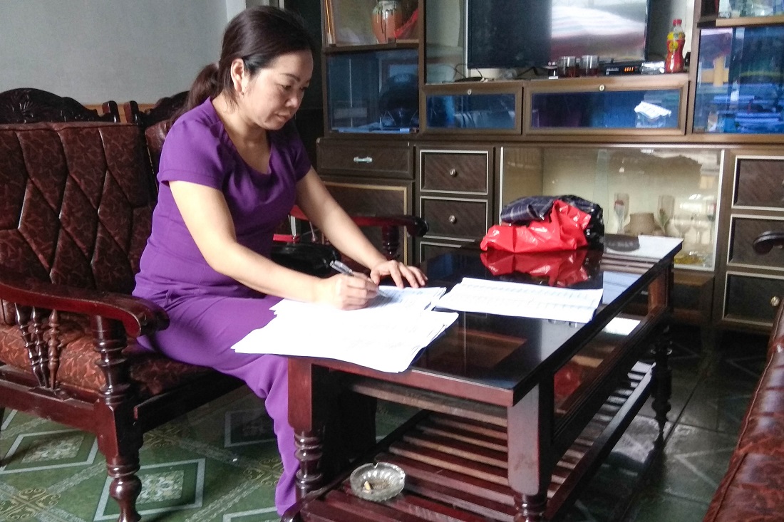 Thời gian rảnh dỗi, chị Nông Thị Lý tự trau dồi kiến thức về chính sách pháp luật để tuyên truyền cho bà con trong thôn.