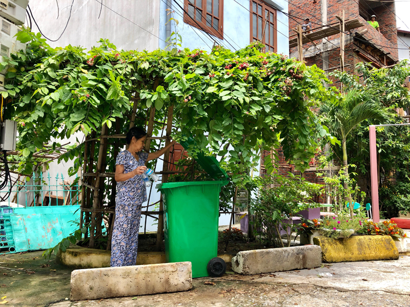Người dân sử dụng thùng rác do Chi hội Phụ nữ khu 1B, phường Hồng Hải (TP Hạ Long) đặt tại các khu vực công cộng trên địa bàn