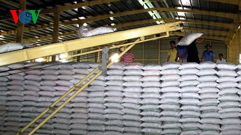 Xuất khẩu gạo của Việt Nam bắt đầu gặp khó khăn vì thuế nhập khẩu và chưa có hợp đồng mới.