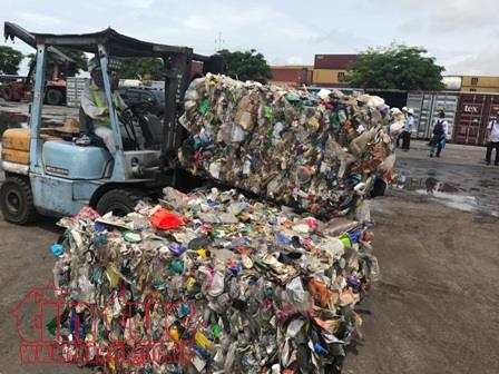Hàng hóa trong container đều là phế liệu nhựa lẫn rác thải.