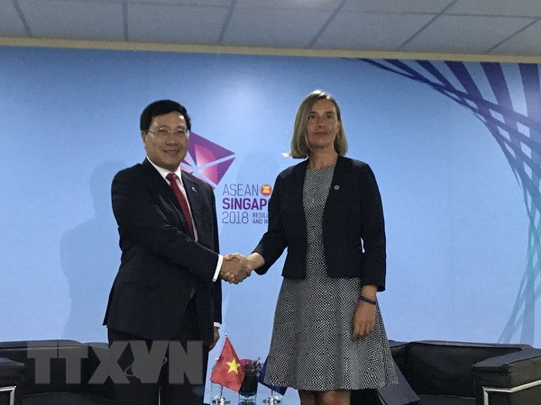 Phó Thủ tướng, Bộ trưởng Ngoại giao Phạm Bình Minh gặp Đại diện cấp cao phụ trách đối ngoại và an ninh của EU bà Federica Mogherini. (Ảnh: TTXVN phát)