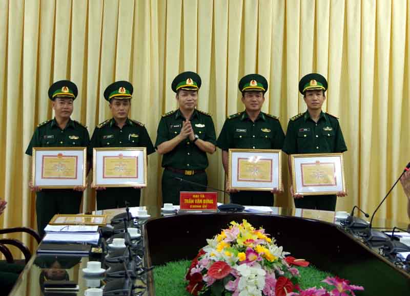 Lãnh đạo Bộ Chỉ huy BĐBP tỉnh trao thưởng cho các tập thể, cá nhân