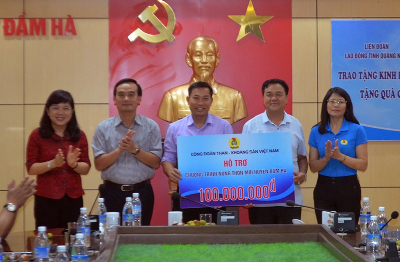 Lãnh đạo LĐLĐ tỉnh và Công đoàn Than - Khoáng sản Việt Nam trao hỗ trợ 100 triệu động cho huyện Đầm Hà xây dựng nông thôn mới.