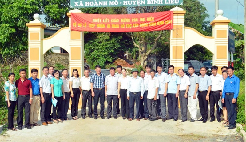 Lãnh đạo LĐLĐ tỉnh, huyện Bình Liêu và Công đoàn Công ty Than Hà Lầm, đơn vị liên kết kết nghĩa với LĐLĐ huyện Bình Liêu khánh thành tuyến đường thôn Đồng Cậm, xã Hoành Mô năm 2015.