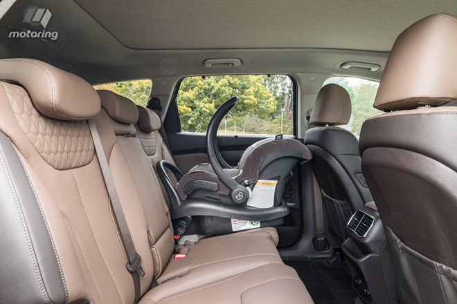 Hyundai Santa Fe dễ dàng gắn ghế trẻ em trên xe.