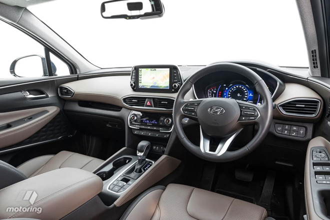 Hyundai Santa Fe và Mazda CX-9 đều cho cảm giác lái thoải mái, ngoại trừ một chút tiếng ồn khi chạy trên đường.