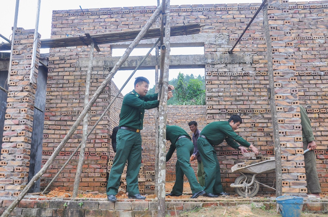 CBCS Đồn BP cửa khẩu Hoành Mô giúp người dân thôn Phật Chỉ, xã Đồng Văn xây dựng nhà. Ảnh: Quang Minh.