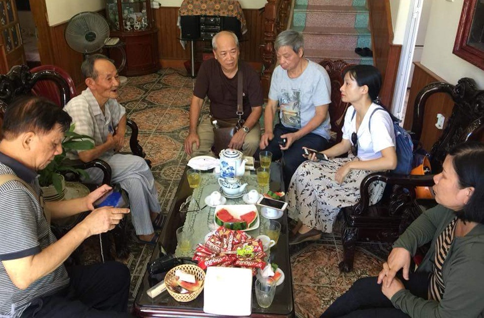 Đoàn làm phim nghe cụ Mai Hữu Phần kể lại chuyện Bác Hồ về thăm mỏ Đèo Nai năm 1959.