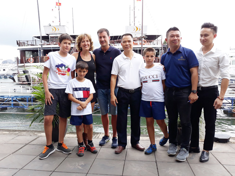 Ông Nguyễn Duy Phú, Chủ tịch HĐQT Công ty CP du thuyền Pelican (người đứng thứ 4 từ phải qua trái) chụp ảnh với gia đình ông Enrique Manuel, du khách Tây Ban Nha.