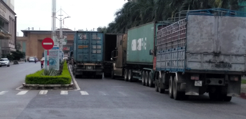 Góp phần giải quyết tình trạng ùn tắc xe tải, xe container tại Đại lộ Hòa Bình, phía đối diện Cửa khẩu Quốc tế Móng Cái