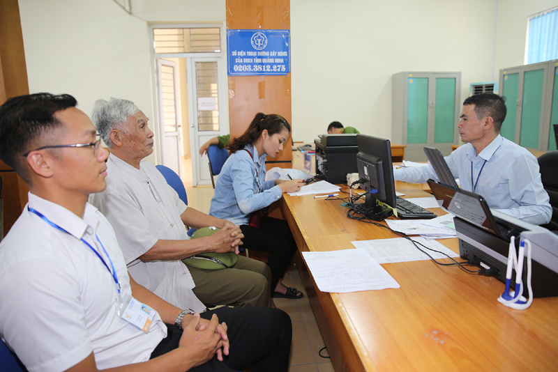 Người dân đến làm thủ tục hành chính tại Trung tâm Hành chính công huyện Vân Đồn.
