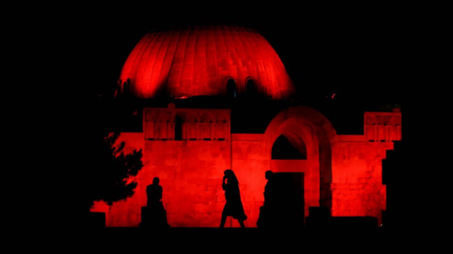 Khu khảo cổ Citadel ở thành phố Amman, Jordan, được chiếu ánh sáng màu đò để chào mừng  sự kiện Special Olympics lần thứ 50.