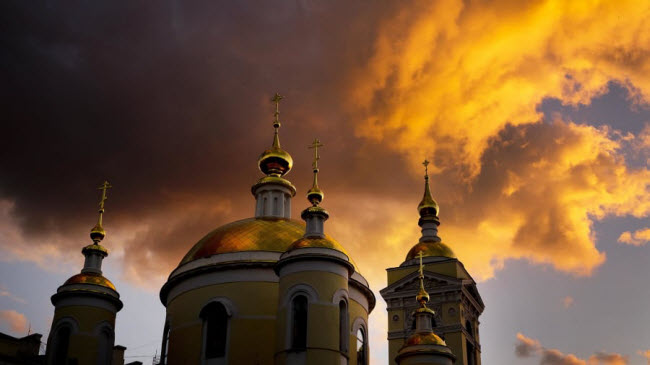 Khung cảnh hoàng hôn vô cùng ấn tượng trên bầu trời thành phố Podolsk, Nga.