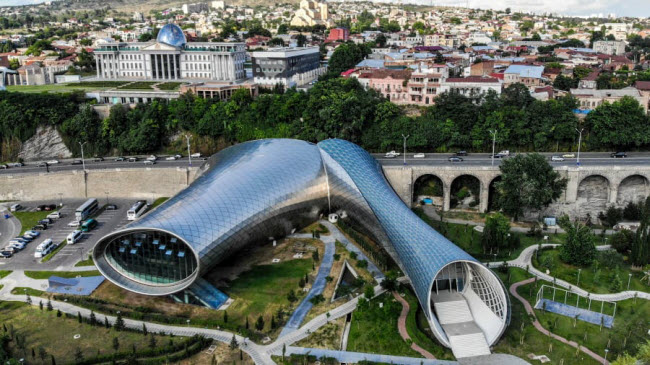 Trung tâm triển lãm và nhà hát Rhike Park được xây dựng với kiến trúc mang phong cách hiện đại ở thành phố Tbilisi, Georgia.