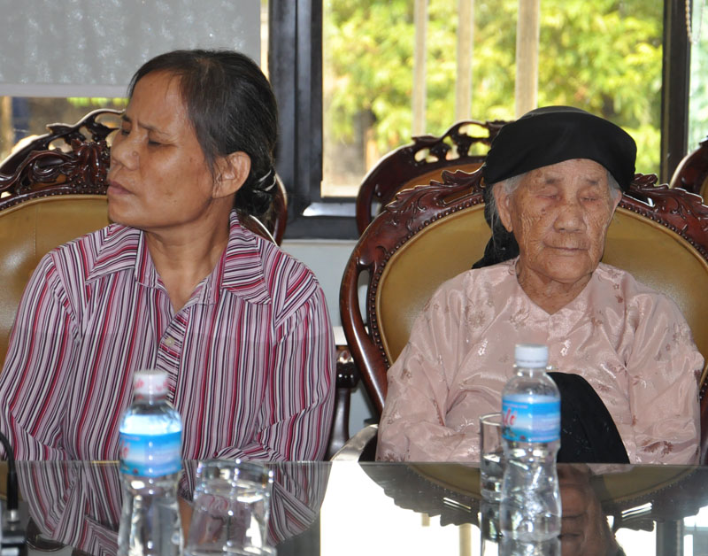 Cụ Nguyễn Thị Am, 80 tuổi, mẹ đẻ của bà Đoàn Thị Cải (bên phải) mệt mỏi khi suốt 10 năm nay phải theo con gái giải quyết vụ việc.   