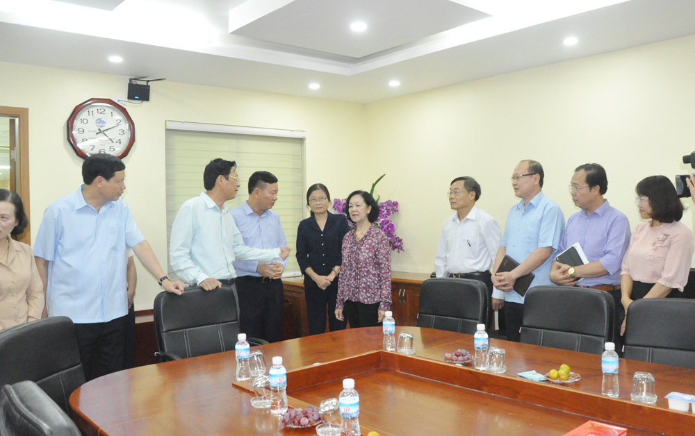 Đồng chí Trương Thị Mai, Ủy viên Bộ Chính trị, Trưởng Ban Dân vận Trung ương thăm, gặp gỡ cán bộ, công chức cơ quan Khối cấp tỉnh tại Trụ sở Liên cơ quan 4.
