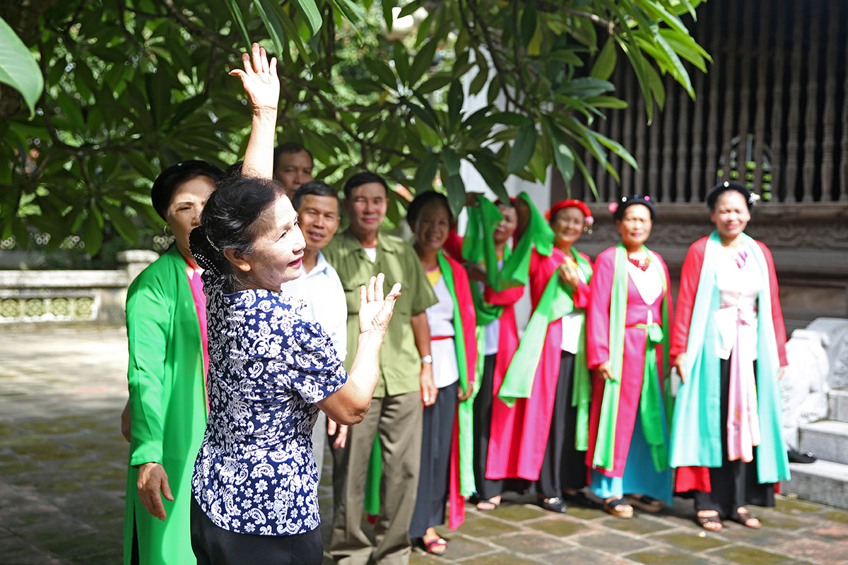Nghệ nhân chèo Nguyễn Thị Kim Môn hướng dẫn các thành viên CLB những động tác múa.