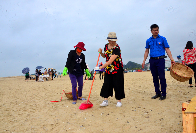 Lực lượng đoàn viên thanh niên và phụ nữ phường Bãi Cháy  gom rác, dọn vệ sinh bãi biển . Ảnh: Nguyễn Dung 