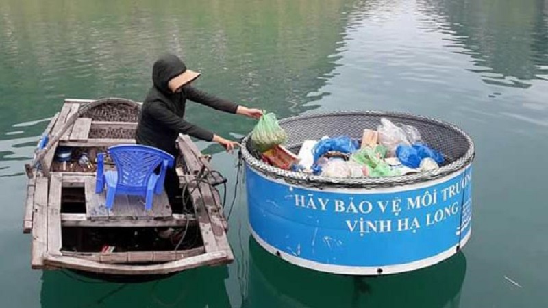 BQL Vịnh Hạ Long lắp đặt các thùng chứa rác nổi trên Vịnh. Ảnh: Tuấn Hương