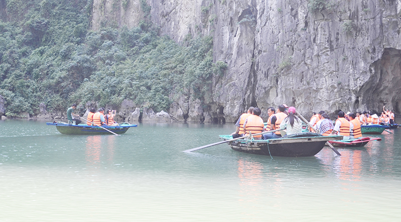 Du khách tham quan khu vực Ba Hang bằng thuyền nan.