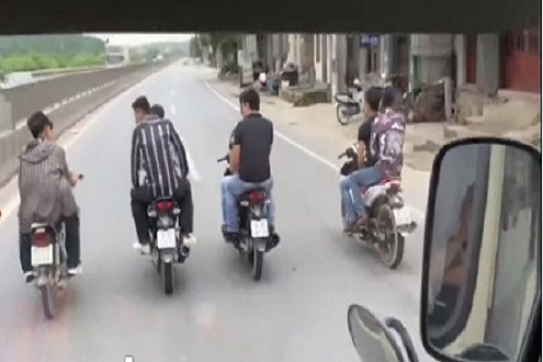 Nhóm thanh niên đầu trần đi xe máy, dàn hàng chặn đầu ô tô trên quốc lộ 1A (Ảnh cắt từ clip)