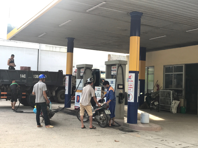 Người dân mua xăng tại thị trấn Bình Liêu, huyện Bình Liêu.