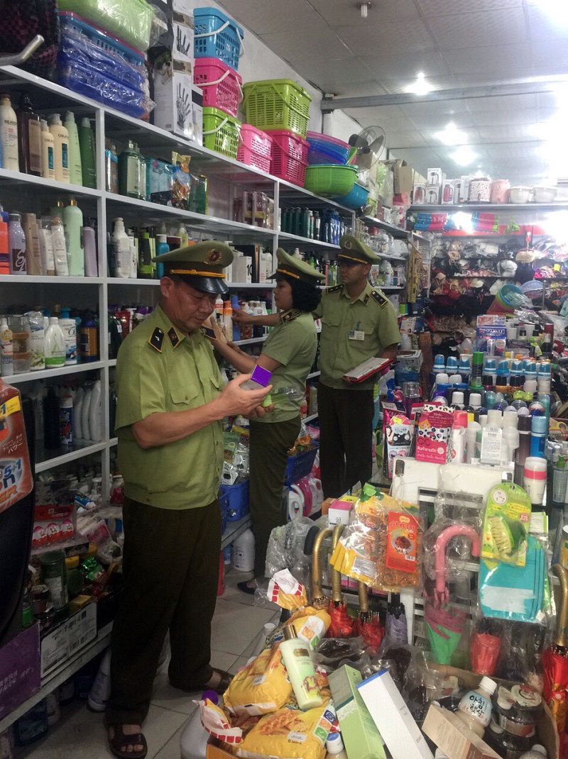 QLTT kiểm tra cửa hàng kinh doanh mỹ phẩm tại phường Bạch Đằng TP Hạ Long.