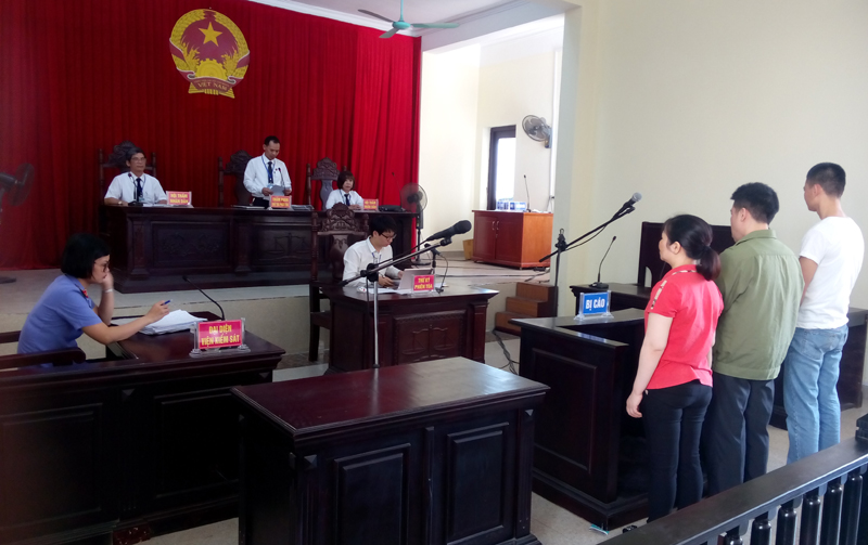 Kiểm sát viên thuộc Viện KSND TP Uông Bí thực hành quyền công tố tại phiên tòa hình sự do Tòa án Nhân dân TP Uông Bí tổ chức