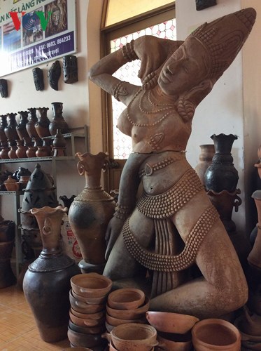  Tượng vũ nữ Apsara Chăm có nét hài hòa, uyển chuyển và hoàn mỹ tiêu biểu cho nghệ thuật điêu khắc Chămpa.