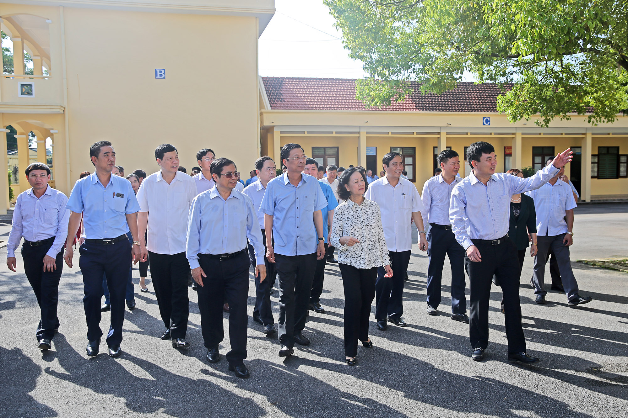 Đoàn công tác TƯ do đồng chí Phạm Minh Chính và Trương Thị Mai dẫn đầu đã tới thăm bộ phận giúp việc dùng chung của TP Móng Cái.