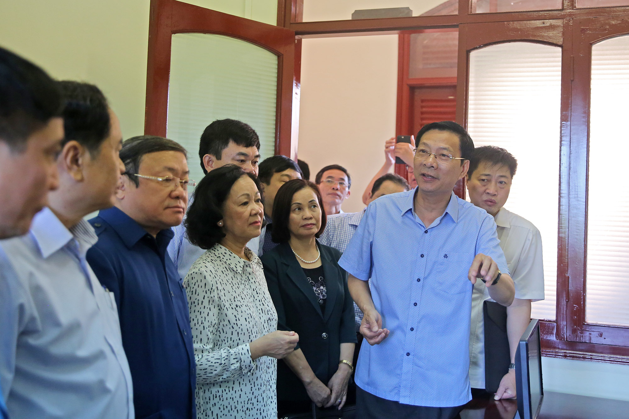 Đồng chí Nguyễn Văn Đọc, Bí thư Tỉnh ủy giới thiệu với các thành viên trong đoàn về mô hình cơ quan giúp việc dùng chung.
