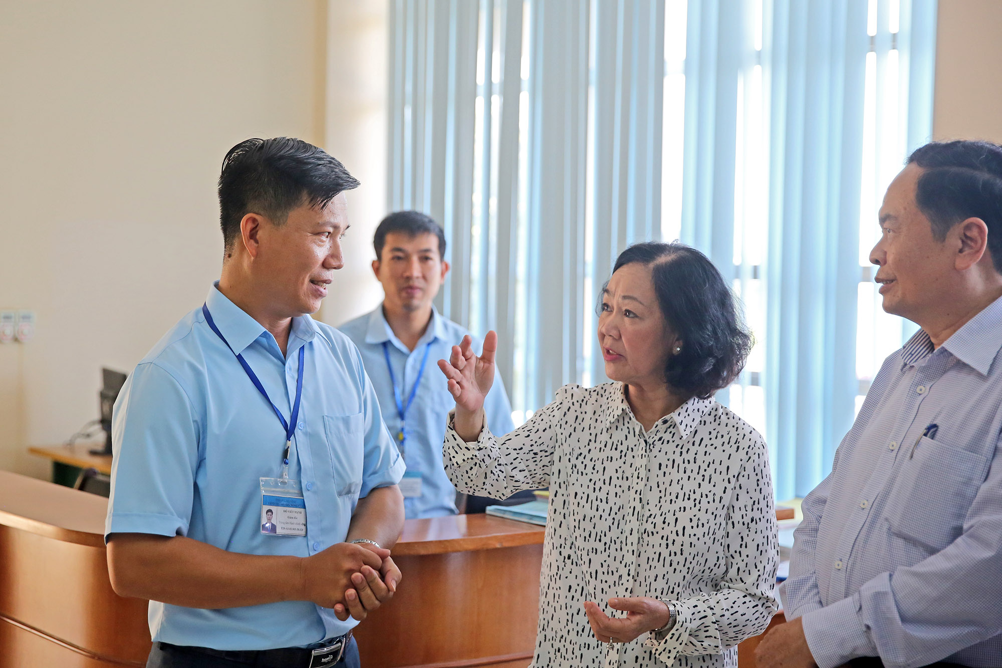 Đoàn công tác tới thăm Trung tâm hành chính công TP Móng Cái.